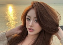 Vô tình "lia cam" trong xe hơi, cô nàng Á Khôi lập tức cho ra đời một bộ ảnh siêu phẩm