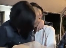 Xôn xao khoảnh khắc cô gái ngang nhiên "bá cổ, gạ gẫm" chú rể trong ngày cưới