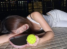 Nàng Kim nằm dài khoe dáng trên du thuyền, không quên checkin vợt Pickleball