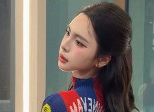 Fan girl Barcelona khéo léo cổ vũ cả hai đội tuyển, khiến ai cũng phải gật gù vì sự tinh tế