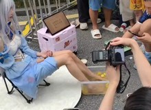 Sốc! Nữ coser rao bán "nước ngâm chân", công khai bằng giá cốc trà sữa