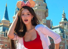 Diện đầm ôm sát nổi bật, Mai Hà Hoàng Yến biến Disneyland thành đường đua nhan sắc cực cuốn hút