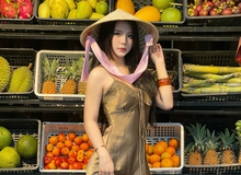 Chụp ảnh bên sạp trái cây, cô nàng hot girl này cũng đủ khiến CĐM phải xao xuyến