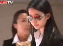 Lưu Diệc Phi đẹp chấn động đi ngang qua triển lãm ô tô chốt luôn siêu xe 17 tỷ, còn tặng vàng ồ ạt