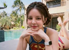 Hết Người Nhện, MXH giờ đây xuất hiện cả... hot girl Siêu Nhân đi tắm biển, tạo dáng!
