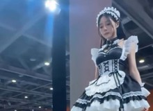Phẫn nộ: Nữ coser "dẫm nát" đồ ăn, lập tức một lượng lớn fan nam bất chấp, cố tranh giành bằng được?