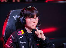 Cánh tay của Faker lại khiến fan "lo sốt vó"