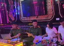 Kiểm tra quán Karaoke, phát hiện 4 cô gái múa khiêu dâm trong phòng VIP