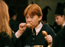 Harry Potter bản truyền hình gây tranh cãi vì… một bữa ăn