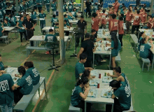 Việt Nam mới có một phim sinh tồn quá khủng: 700 con người bị nhốt 1 chỗ, Squid Game thứ 2 là cái chắc