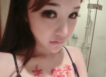 Hot girl bị ném đá vì khoe ngực... chống ma túy