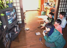 Cách dạy con khác lạ của bố Nhật: "Cho con chơi game thay vì học!"