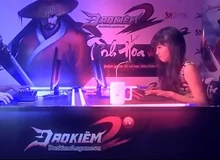 Xem Pro Gamer đấu PK game online với người đẹp tuổi teen