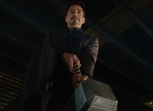 Iron Man muối mặt đầu hàng cây búa của Thor