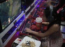 Bất ngờ với hình ảnh bé gái 10 tuổi chơi DOTA 2 ngoài quán Net