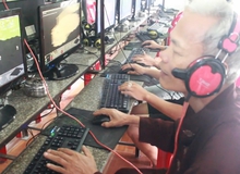 Cụ ông người Việt ngồi chơi Đế Chế ngoài quán net khiến cộng đồng xôn xao
