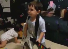 Cậu nhóc game thủ 2 tuổi khiến cả thế giới phải nhún nhảy