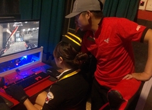 Nữ game thủ xinh đẹp vừa đánh giải vừa diện đồ cosplay Đột Kích