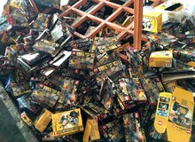 Xót xa hàng nghìn hộp đồ chơi Lego bị nghiền nát