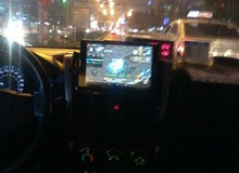 Giật mình tài xế taxi vừa lái xe vừa chơi game di động