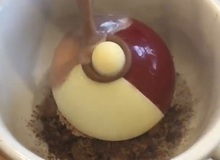 Lạ mắt với quả cầu Pokeball bằng Chocolate, nóng chảy trong cốc cafe