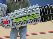 Cùng xem cây súng khủng nhất video game làm bằng LEGO nặng tới gần 10kg