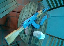 Gặp gỡ chàng trai Việt tự làm mô hình súng AK bằng giấy đẹp như thật
