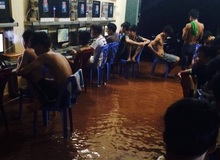 Vừa dứt bão số 1, game thủ Việt Nam đã tụ tập đông nghịt ngoài quán net
