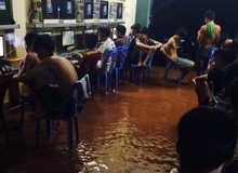 Trận mưa kỷ lục tối qua khiến nhiều quán net Hà Nội ngập nước nghiêm trọng