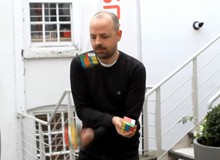 Không thể tin nổi, anh chàng này có thể vừa tung hứng vừa xếp Rubik