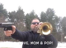 Bá đạo anh chàng 'mix' nhạc Mario từ súng và kèn để chúc mừng vợ và mẹ