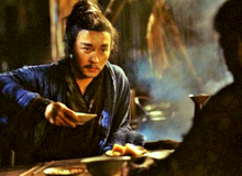 Tại sao trong phim chưởng Trung Quốc, trước khi ăn luôn phải dùng kim thử độc?
