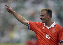 Dennis Bergkamp: Bay cao trong FIFA Online 3