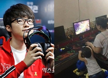 Fanpage Faker bất ngờ đăng tải bức ảnh hài hước bà mẹ trẻ Việt Nam vừa trông con vừa chơi LMHT