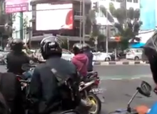 Indonesia bắt nghi phạm chiếu phim nóng giữa phố