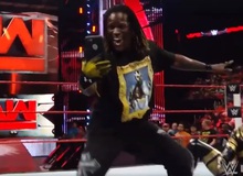 Pokemon GO: Siêu sao WWE nhảy cả lên sàn đấu để bắt Pokemon