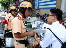 Clip: Game thủ mải mê săn Pokemon, CSGT săn game thủ