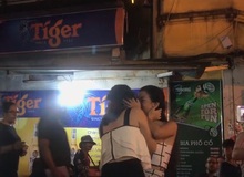 Nữ game thủ đồng tính tỏ tình công khai ‘gây sốt’ trên phố đi bộ Hà Nội