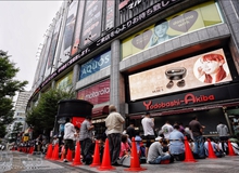 Máy chơi game "cổ lỗ sĩ" nhưng người Nhật vẫn xếp hàng cả cây số để chờ mua