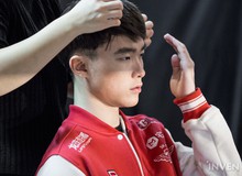 Faker và SKT T1 cực đẹp trai tại buổi chụp ảnh hồ sơ cho LCK 2017, đương kim vô địch thế giới đã sẵn sàng