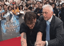 Johnny Depp gây sốt khi bất chấp bị quản lý kéo đi vẫn cố nhoài người kí tặng fan hâm mộ tại lễ ra mắt Cướp Biển Vùng Caribbean