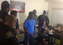 Bị hàng xóm trình báo vì gây tiếng ồn, nhóm thanh niên Mỹ được cảnh sát hỏi thăm rồi chơi game luôn với nhau