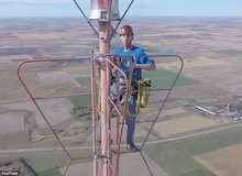 Mỗi 1/2 niên, anh chàng này lại trèo lên tòa tháp cao 457m để thay bóng đèn và kiếm được nửa tỷ