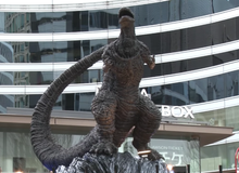 Chê tượng cũ không xứng tầm, người Nhật xây hẳn một bức tượng Godzilla mới cho hoành tráng