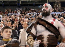 Tranh thủ game chưa ra mắt, cha con nhà Kratos rủ nhau đi xem derby thành Rome