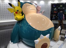 Người ta chẳng biết vì sao một ông lão hay chơi Pokemon Go khi đi viếng vợ, và đây là lý do khiến ai cũng rơi nước mắt