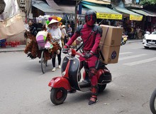 Gã lính đánh thuê Deadpool khi sang Việt Nam cũng phải làm shipper kiếm cơm đấy!