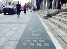 Ở Trung Quốc, người nghiện smartphone sẽ bị "nhốt" vào con đường đặc biệt thế này đây!
