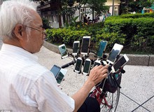 Xuất hiện "lão đại" của làng game, 70 tuổi dùng 11 smartphone ngày ngày đi bắt Pokemon