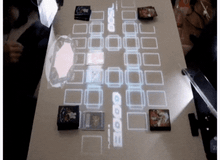 Cuối cùng thì chiếc bàn chơi bài ma thuật như trong Yu-Gi-Oh! cũng xuất hiện ngoài đời thực